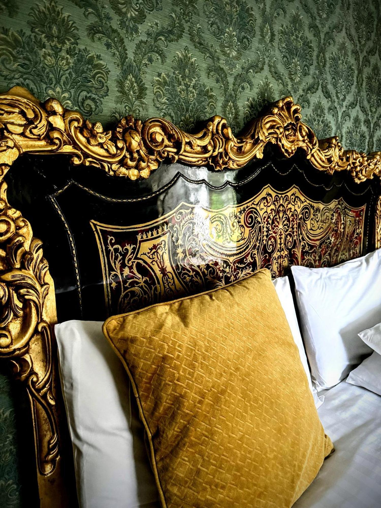 Clone Country House Aughrim Ngoại thất bức ảnh A gold velvet cushion