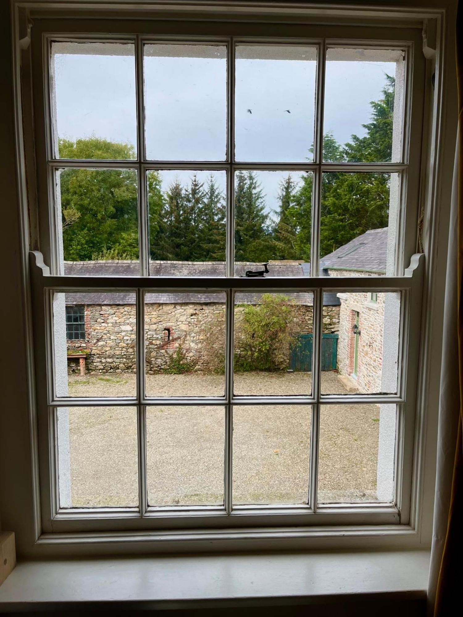 Clone Country House Aughrim Ngoại thất bức ảnh A window with a sash lock